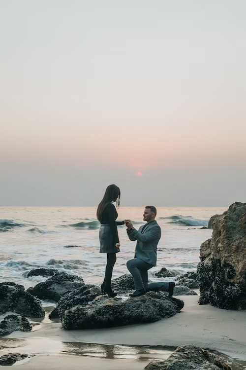5 Unique Ways to Propose with a Diamond Ring (2023)